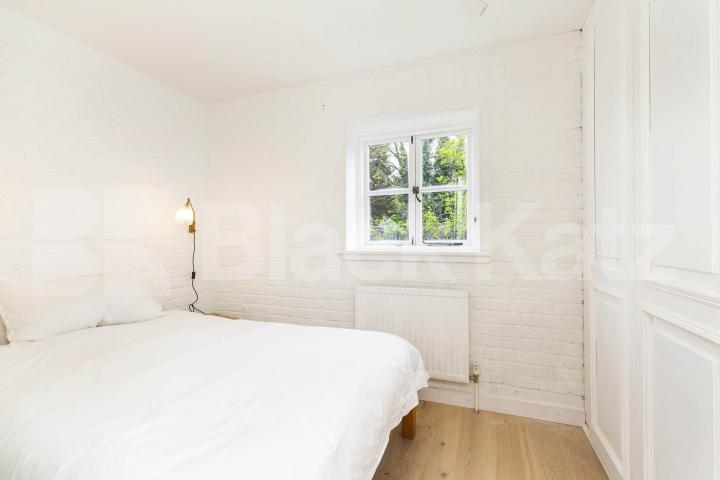 Stunning mid-Terrace house tucked away on a quiet mews Street Marlborough Yard, Archway